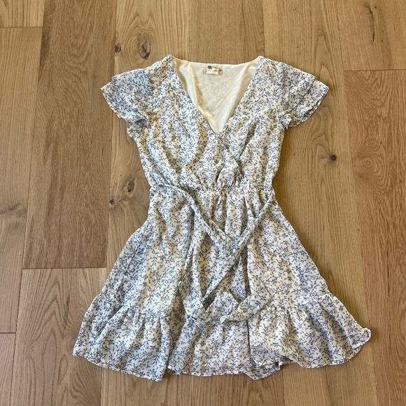 Altar’d State - White/Blue Floral Flutter sleeve dress - Size S - Picture 1 of 2